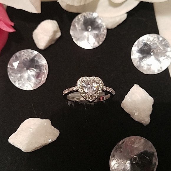 💎Gorgeous Heart Shaped CZ Ring - Picture 2 of 7